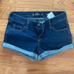 Hollister size 0 low rise short short. Dark blue. 2.5”